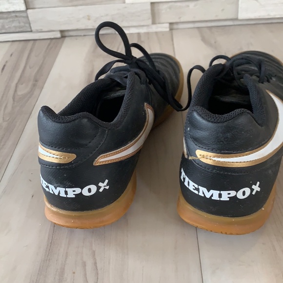 Nike soccer shoes - Picture 2 of 3